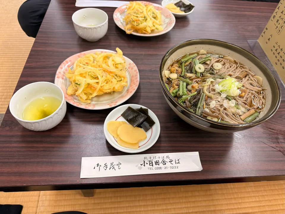 キャンプ場で教えてもらった「小百田舎そば」の大盛り山菜そばが絶品だった