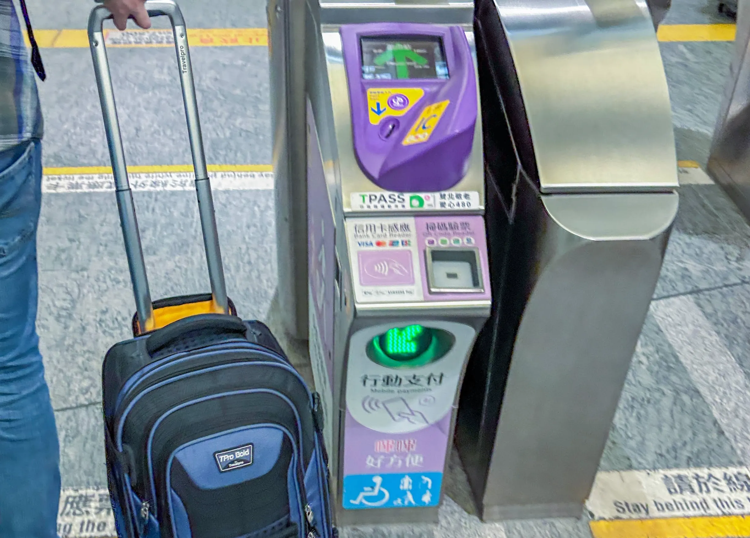 プレイスホルダー: 桃園空港MRTの改札とクレジットカード決済の様子